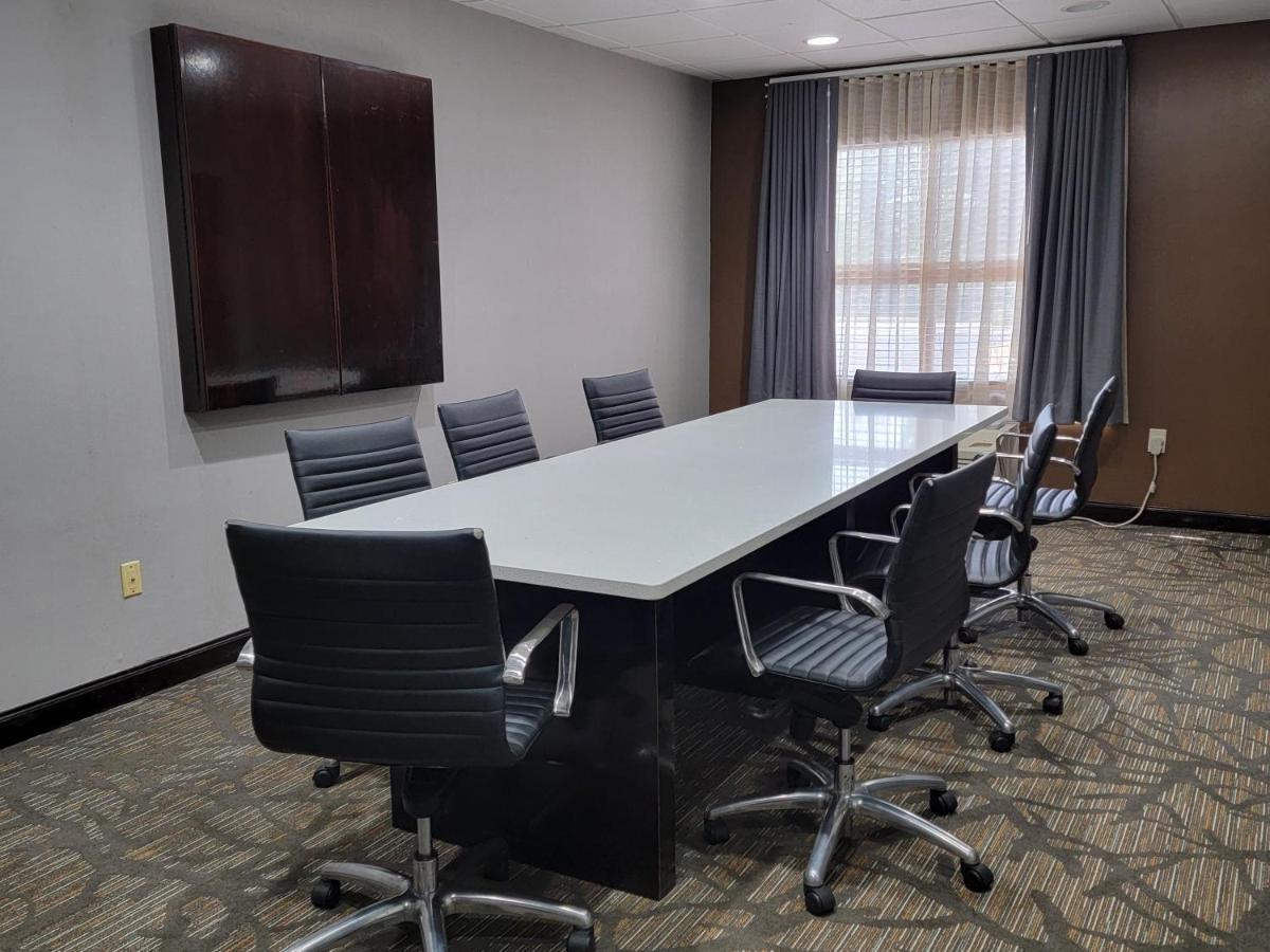 Wingate By Wyndham Airport Hotel